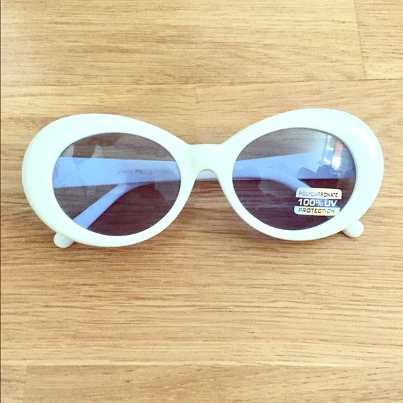 Accessories - Rounded vintage white frames with blue lenses